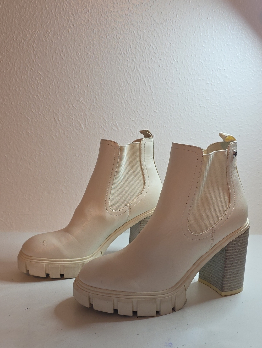 GBG KEONA PLATFORM CHELSEA DISTRESSED BOOTS STACKED HEELS LADIES  7.5 GUC